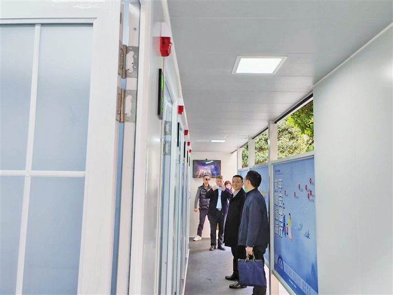 渝中区人大代表调研公厕建设。