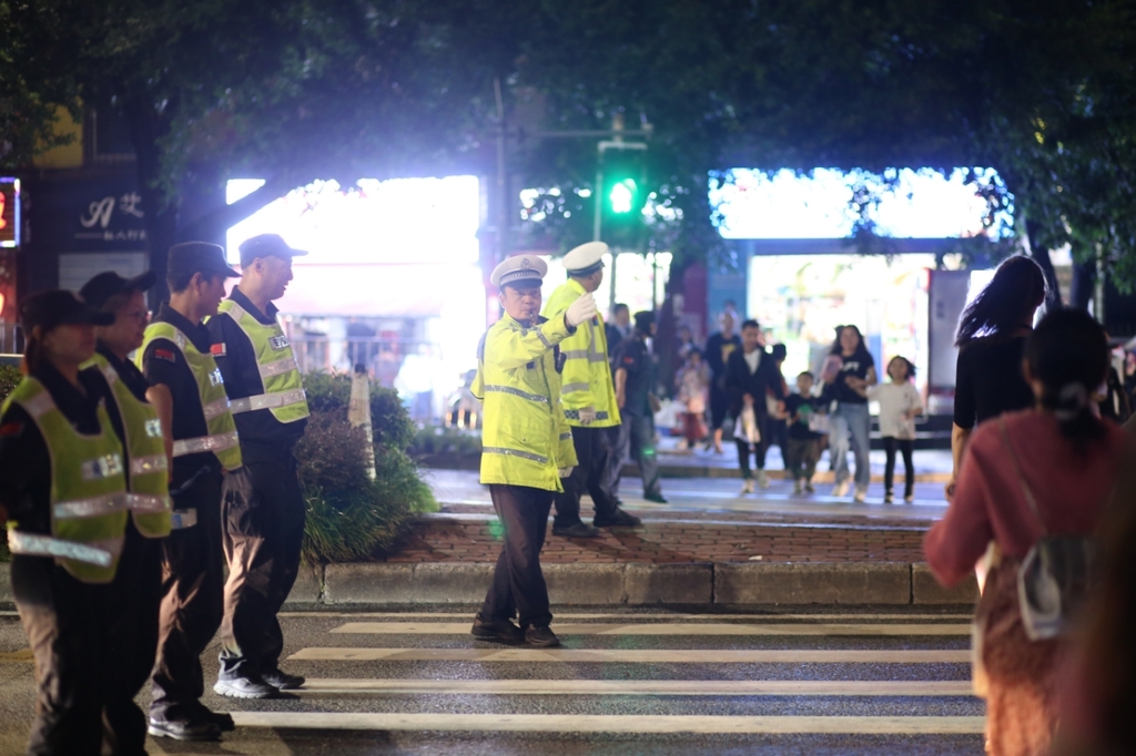 九龙坡区公安分局交巡警支队将依法对奥体中心周边道路实施交通管制措施。 警方供图