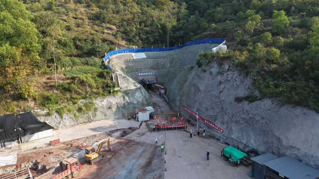 重庆市藻渡水库黄桷树隧洞顺利贯通。重庆市水利局供图