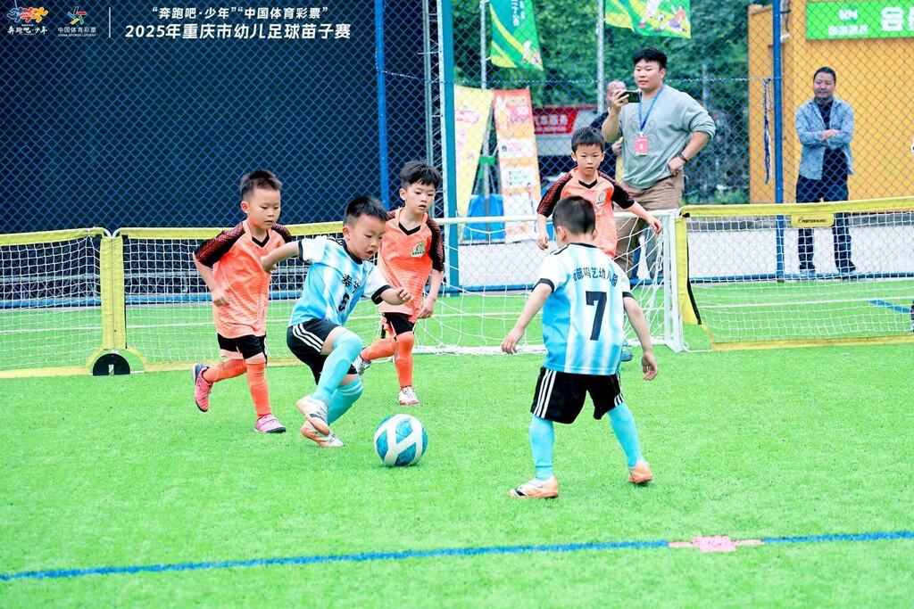 “奔跑吧·少年”重庆市幼儿足球苗子赛举行。受访者供图