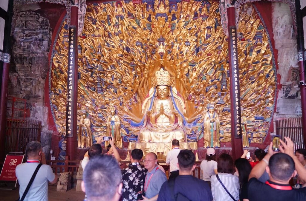 参访大足石刻现场。通讯员 陈媛 摄