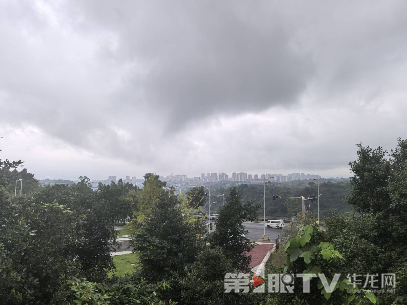 今日重庆中心城区有雨。第1眼TV-华龙网记者 李舒 摄