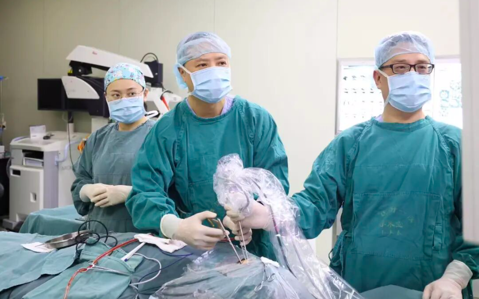 专家团队为患者进行垂体瘤日间手术。 重医附一院供图