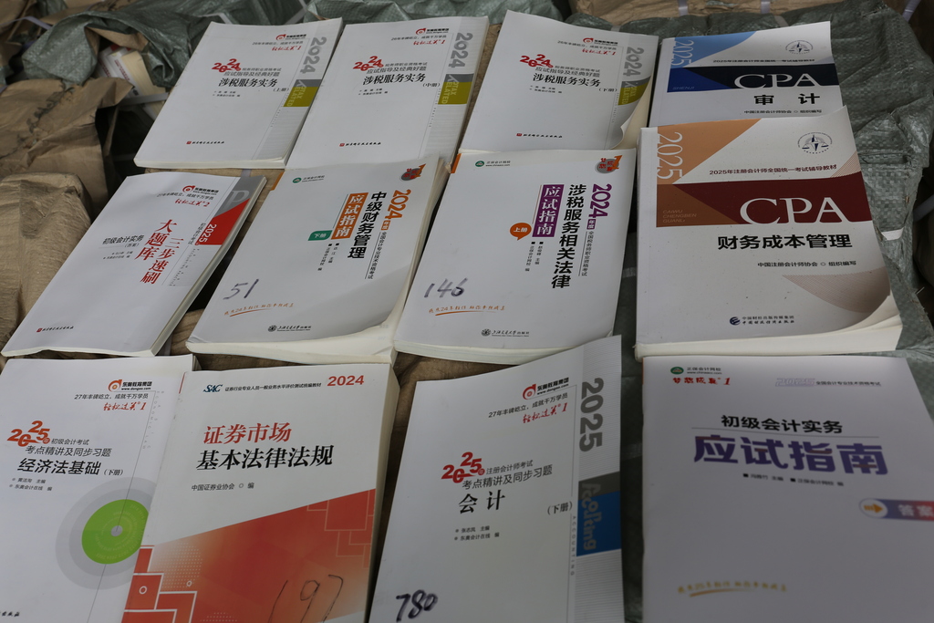 该团伙销售的部分盗版教辅书籍 。 警方供图