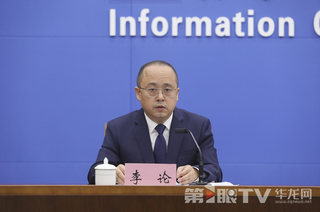 市应急管理局副局长李论回答记者提问。第1眼TV-华龙网首席记者 李文科 摄