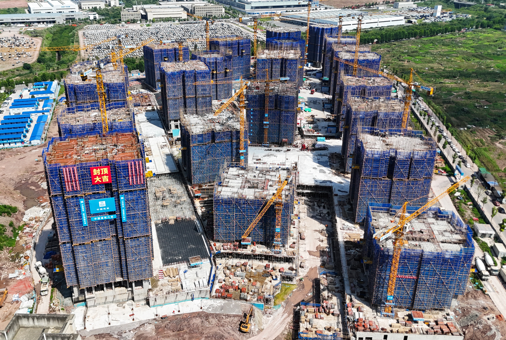 重庆龙兴安置房三期项目10号住宅楼主体结构全面封顶。受访者供图
