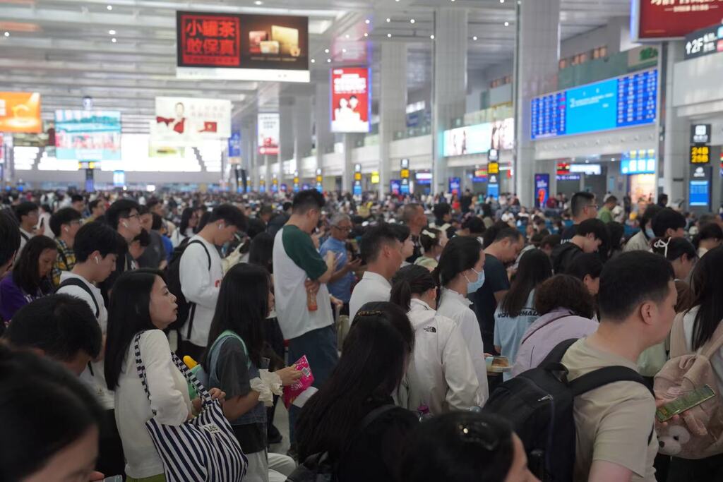 正在等待检票的旅客。重庆火车站供图