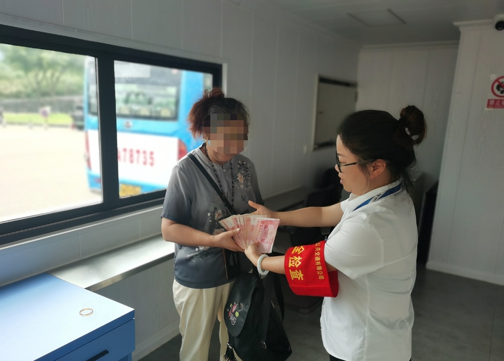 肖婆婆领回失物。受访者供图