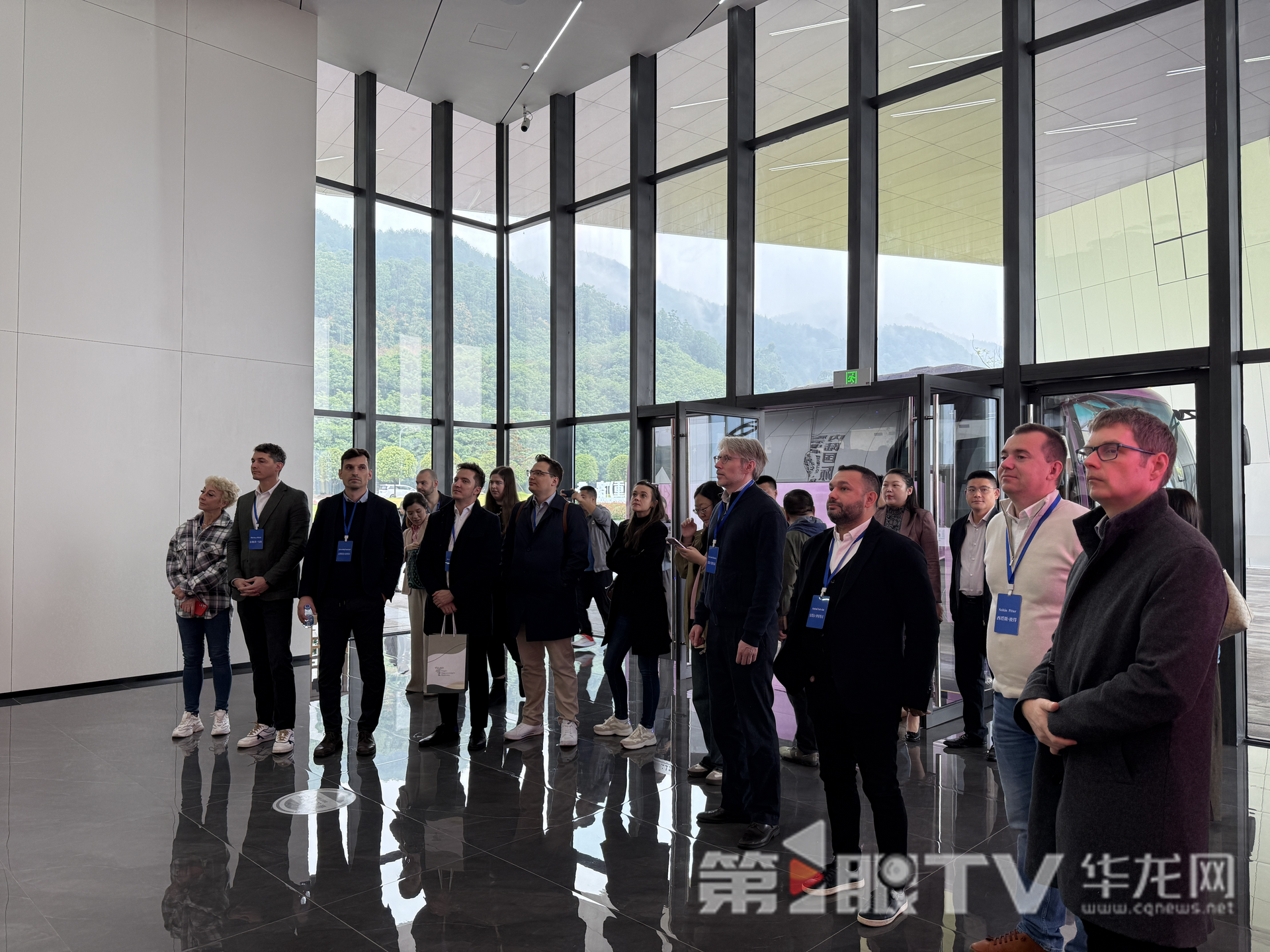 代表团参访重庆内陆国际物流枢纽展示中心。第1眼TV-华龙网记者 谢鹏飞 摄