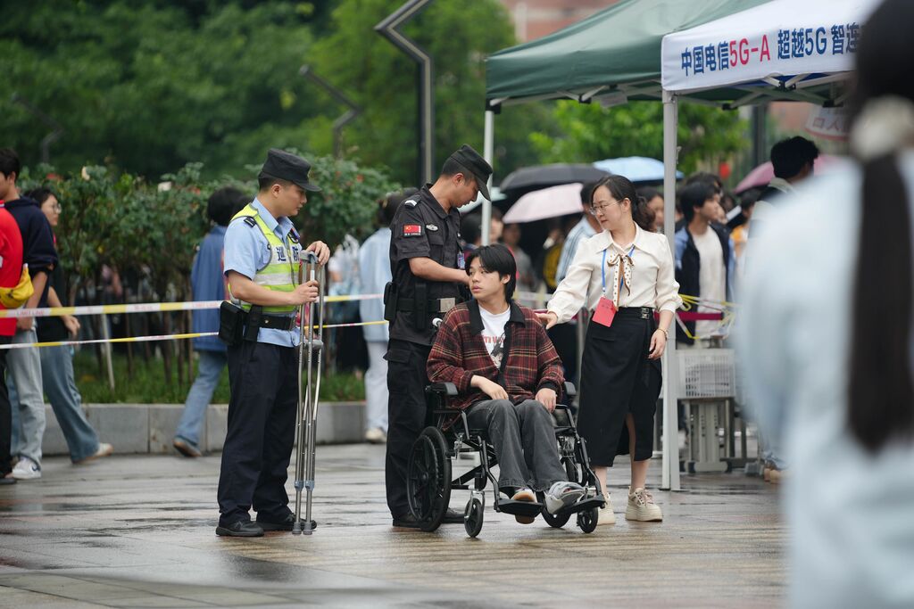 梁平区公安分局民警护送行动不便的考生入场考试。 警方供图