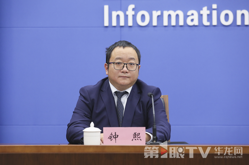 市经济信息委副主任钟熙回答记者提问。第1眼TV-华龙网首席记者 李文科 摄
