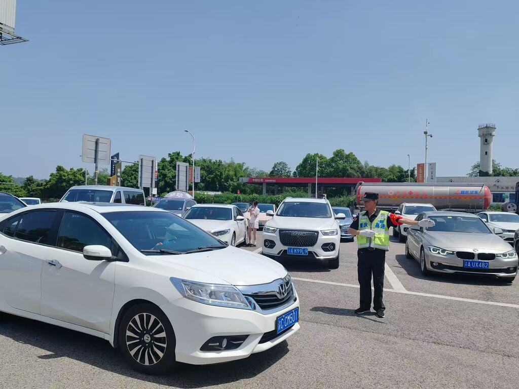 工作人员引导车辆通行。重庆高速集团供图