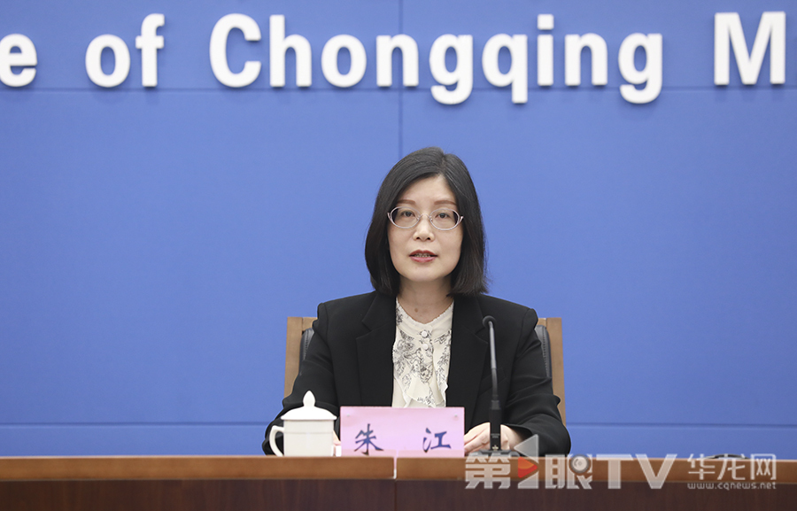 市发展改革委党组成员、副主任、新闻发言人朱江介绍相关情况。第1眼TV-华龙网首席记者 李文科 摄