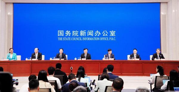 7月23日，国务院新闻办公室在北京举行新闻发布会，国家发展改革委副主任王昌林、财政部副部长廖岷、商务部部长助理袁晓明、海关总署副署长王令浚和海南省委书记、省人大常委会主任冯飞，海南省委副书记、省长刘小明介绍海南自由贸易港建设有关情况，并答记者问。新华社记者 潘旭 摄 