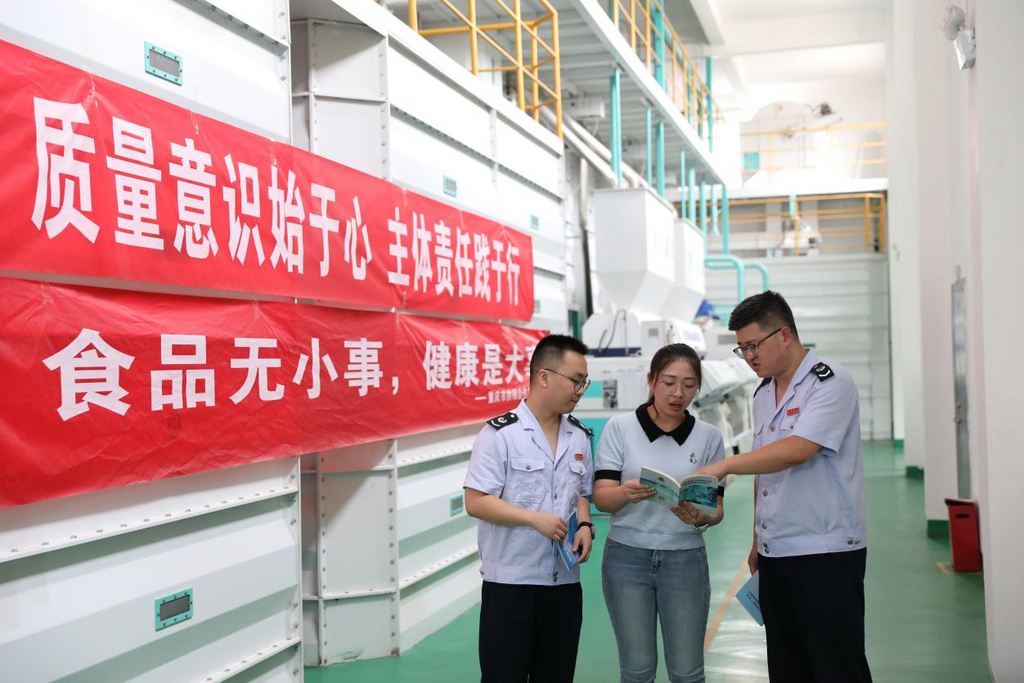 涪陵区税务人员走访金健米业(重庆)有限公司,讲解规范凭证管理、税收优惠政策适用等内容,帮助防范化解涉税风险。重庆市税务局供图