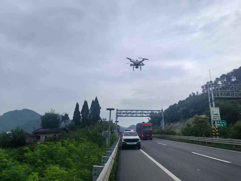 执法人员通过无人机巡查路面。受访者供图