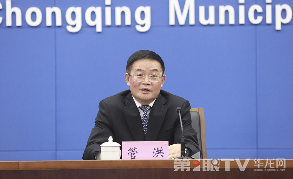 7月21日，重庆文旅宣传品牌口号新闻发布会举行。图为市委宣传部副部长（主持日常工作）、市电影局局长管洪介绍相关情况。第1眼TV-华龙网首席记者 李文科 摄