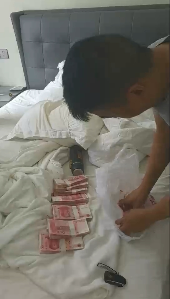 现场扣押的部分赃款。 警方供图