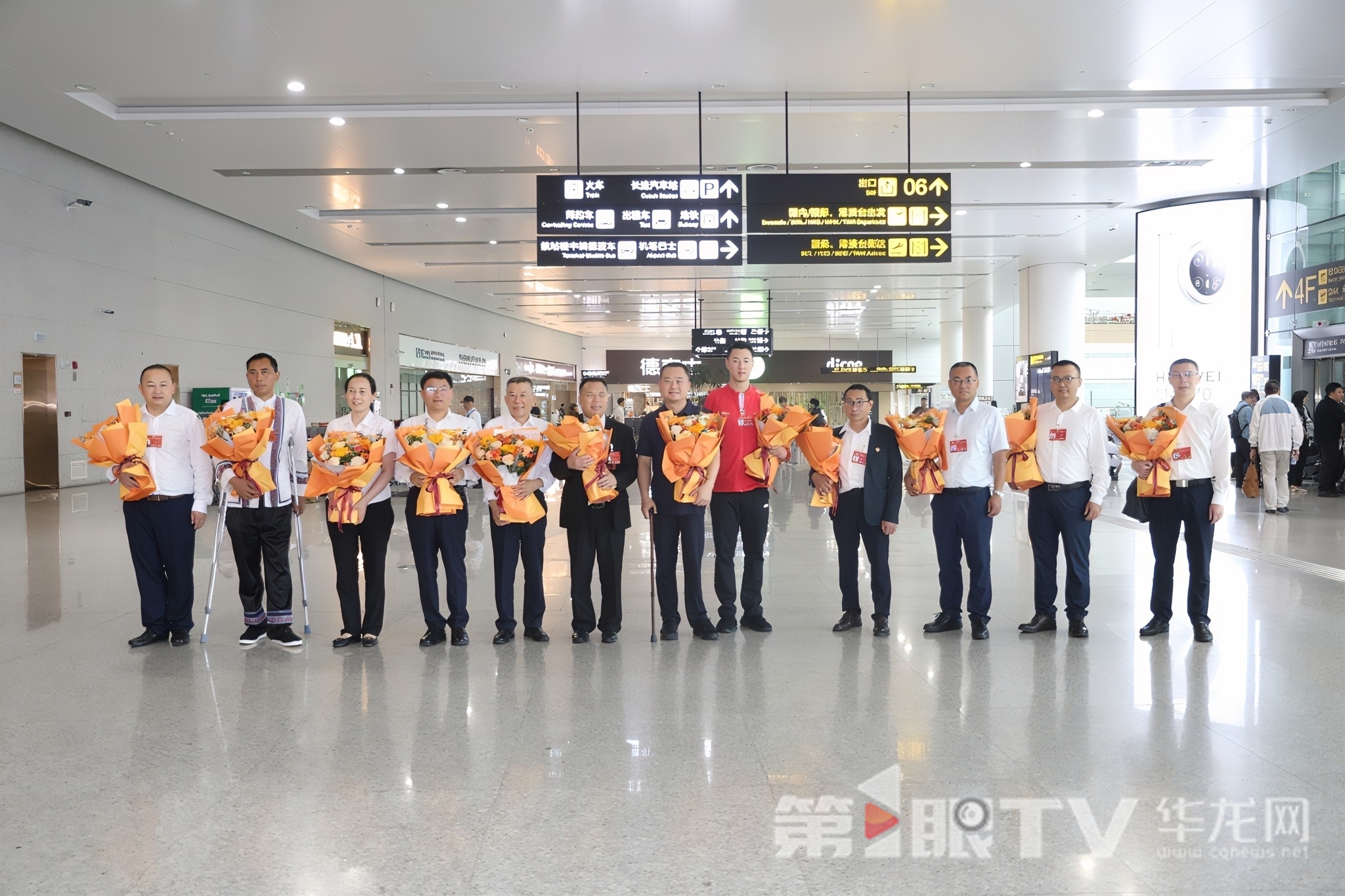 在北京参加表彰的全国自强模范、助残先进载誉而归。第1眼TV-华龙网首席记者 李文科 摄
