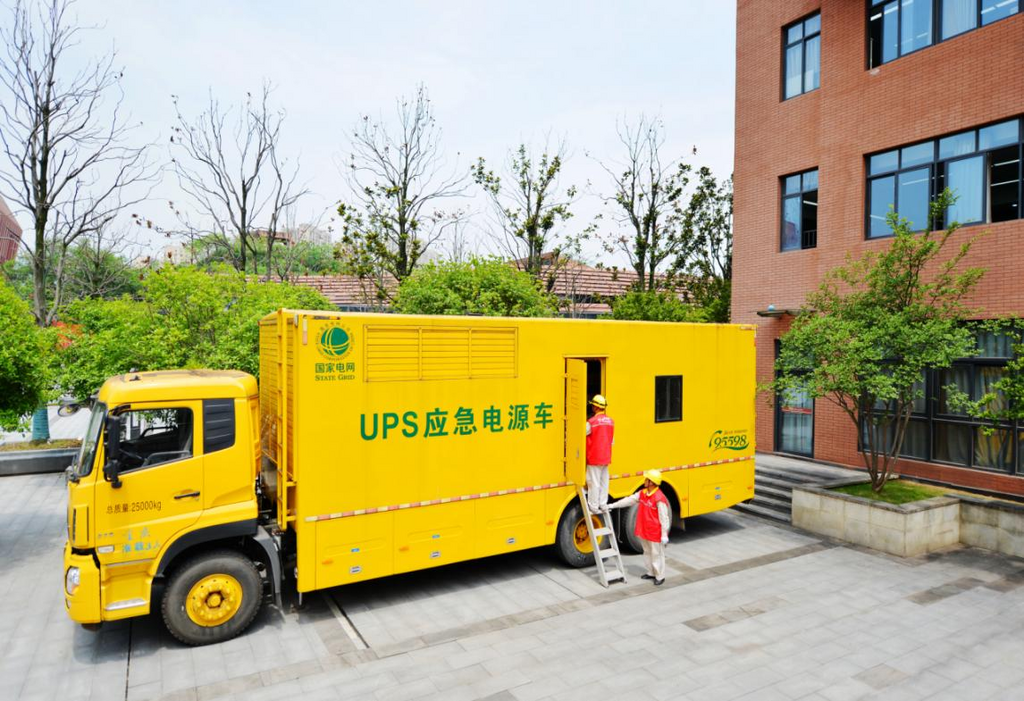 电力工作人员在重庆第一实验中学接入发电车。通讯员 韩薇 摄