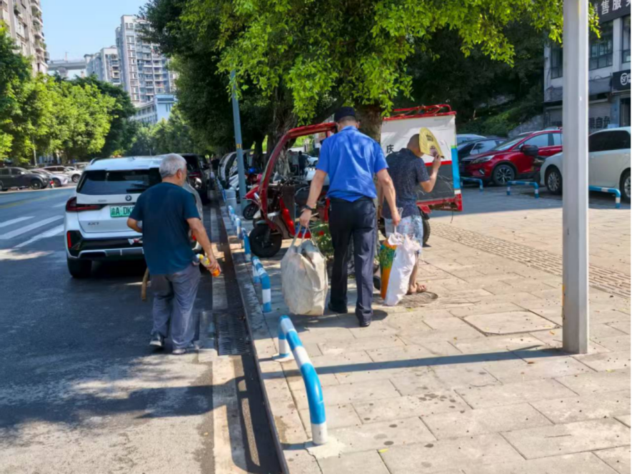 城管执法队员送老人回家。受访者供图