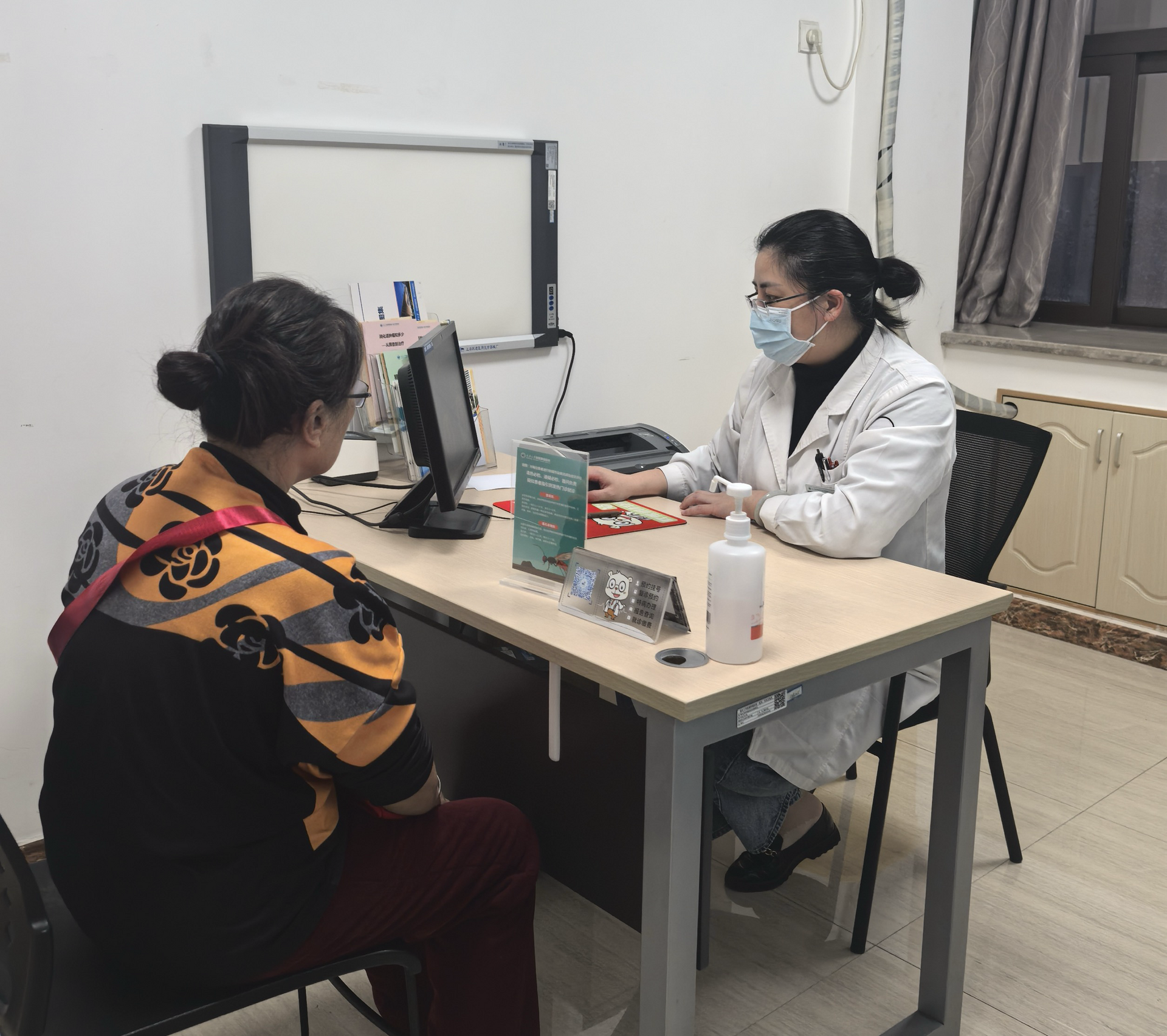 患者在重庆大学附属肿瘤医院肿瘤相关性肺炎专病门诊就诊。 重庆大学附属肿瘤医院供图