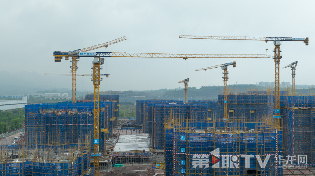 5月1日,“五一”假期的第一天。在由中建六局承建的龙兴安置房三期项目工地上,近500余名建设者,正坚守在岗位上,铆足干劲全力冲刺,用实际行动诠释“劳动最美”。第1眼TV-华龙网记者 陈毅 摄