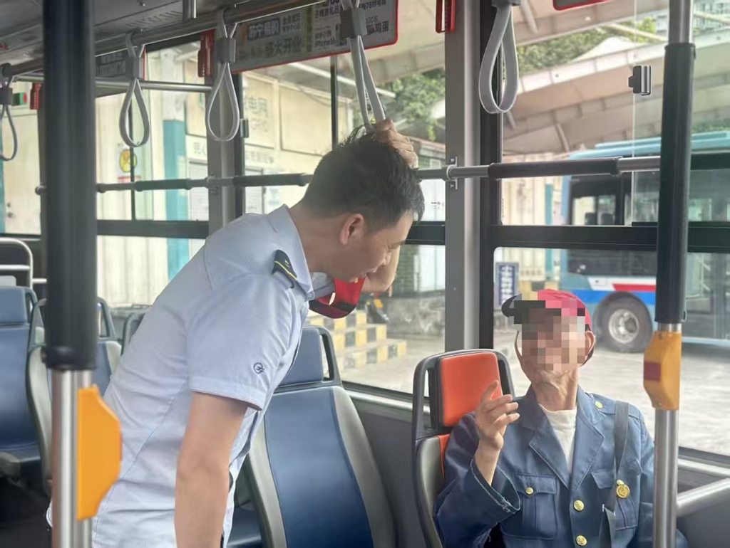 驾驶员龚家胜询问老人情况。受访者供图