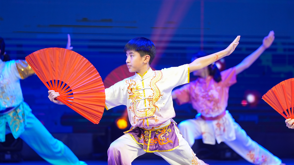 活动中青少年进行扇舞表演。主办方供图。