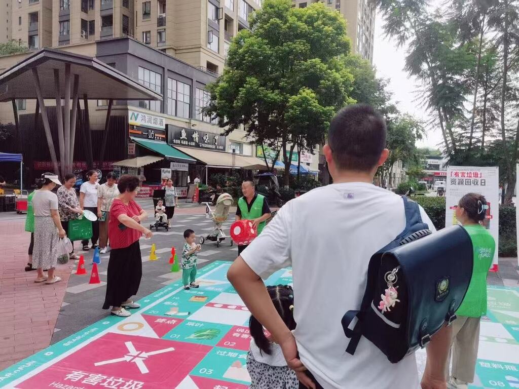 两江新区持续推进生活垃圾分类。受访者供图