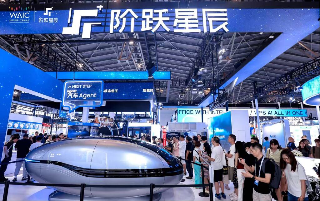 千里科技展台前,排队体验智能座舱的观众“大排长龙”。受访者供图