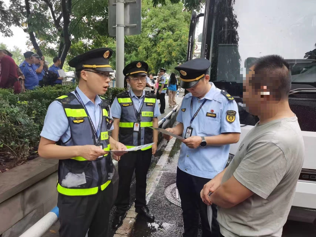 执法人员对旅游大巴进行检查。受访者供图