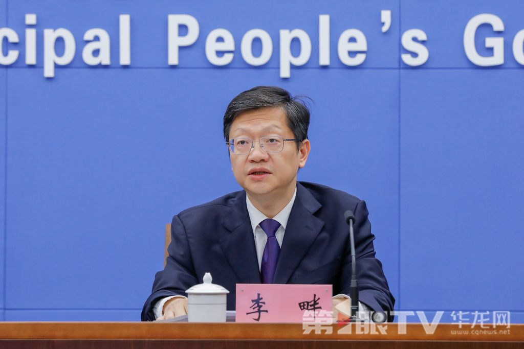 市卫生健康委党委副书记、新闻发言人，市疾控局党组书记、局长李畔回答记者提问。第1眼TV-华龙网记者 石涛 摄