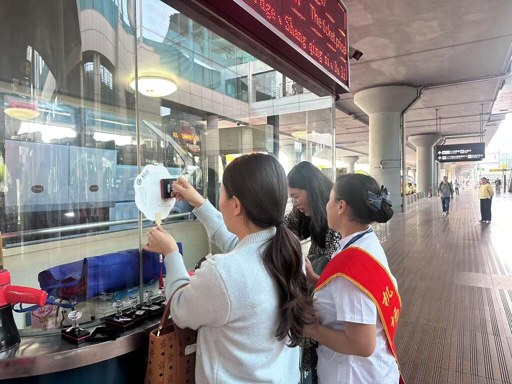 旅客把重庆地标印在团扇上。受访者供图