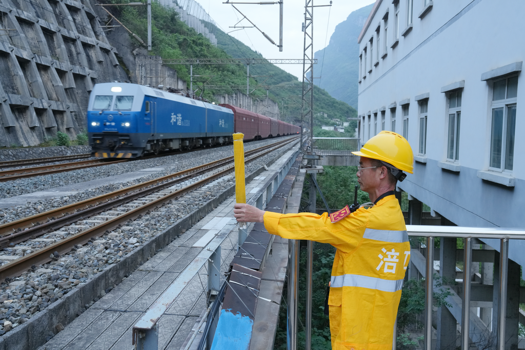 为深山铁路“站岗”的职工。受访单位供图