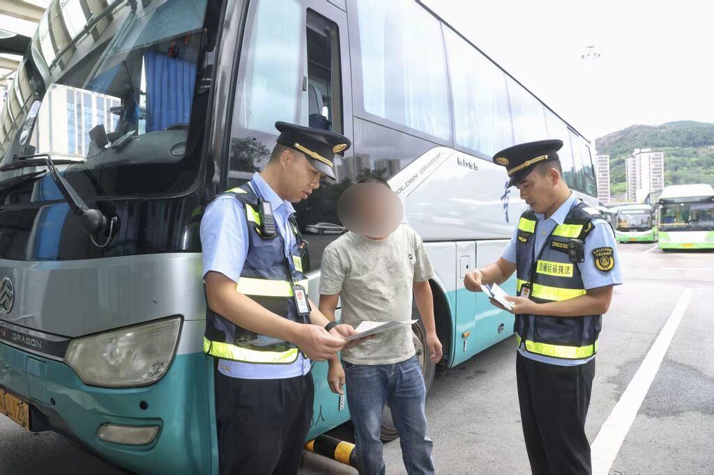 执法人员对客运车辆进行检查。受访者供图