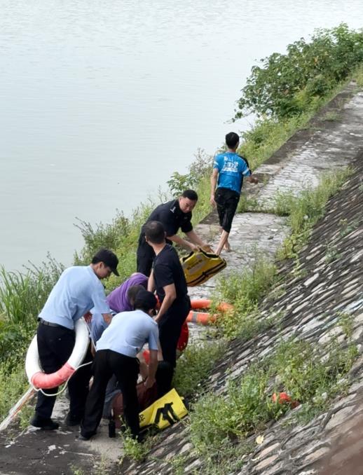 救人后摆摆手默默离开 受访者提供.jpg