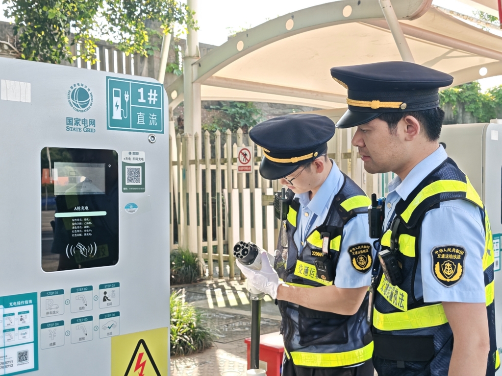 执法队员在服务区检查充电设施。受访者供图