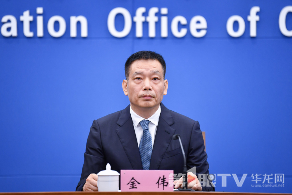 市规划自然资源局副局长、新闻发言人金伟回答记者提问。第1眼TV-华龙网记者 李一鸣 摄