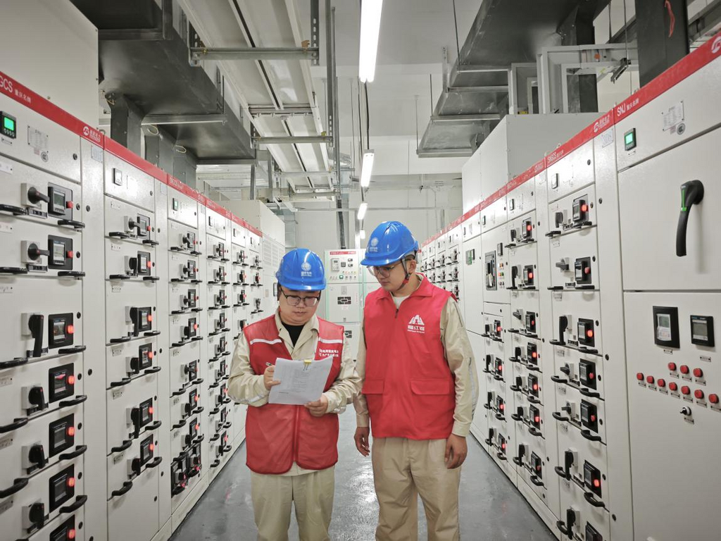 国网重庆市北供电公司员工在光环花园城进行保电特巡。受访单位供图