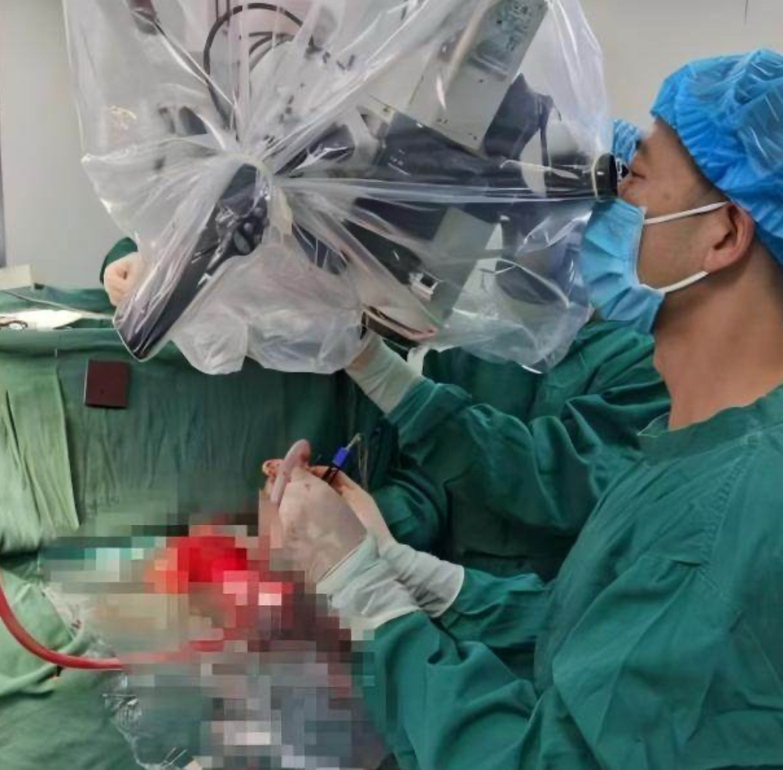 大坪医院专家团队正在为吴先生做手术。 大坪医院供图