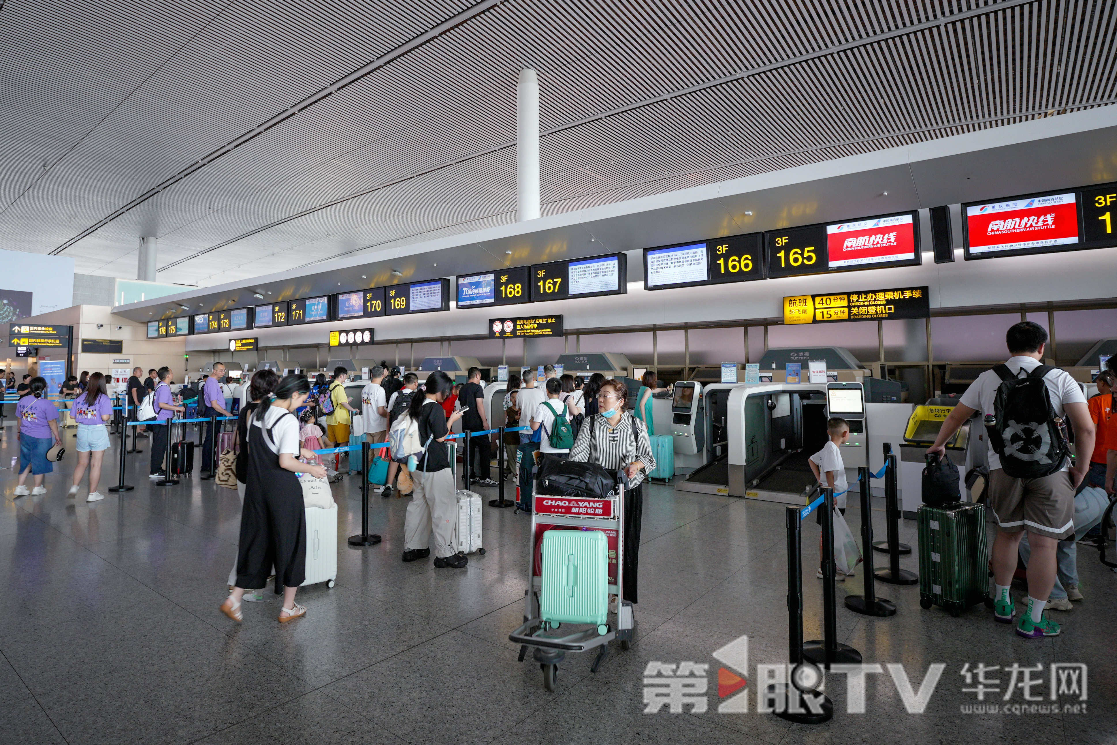 乘客正在托运行李。第1眼TV-华龙网记者 李一鸣 摄