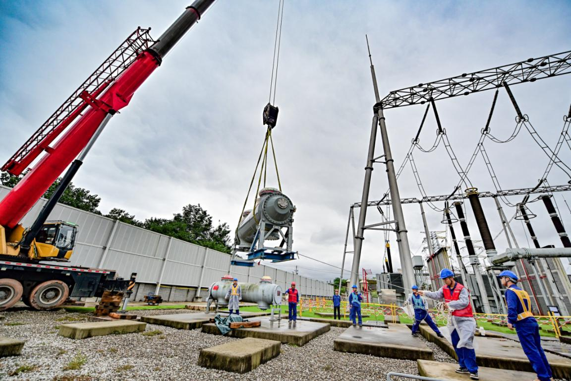 国网重庆超高压公司员工在500千伏玉屏变电站起吊500千伏新GIS断路器。受访单位供图