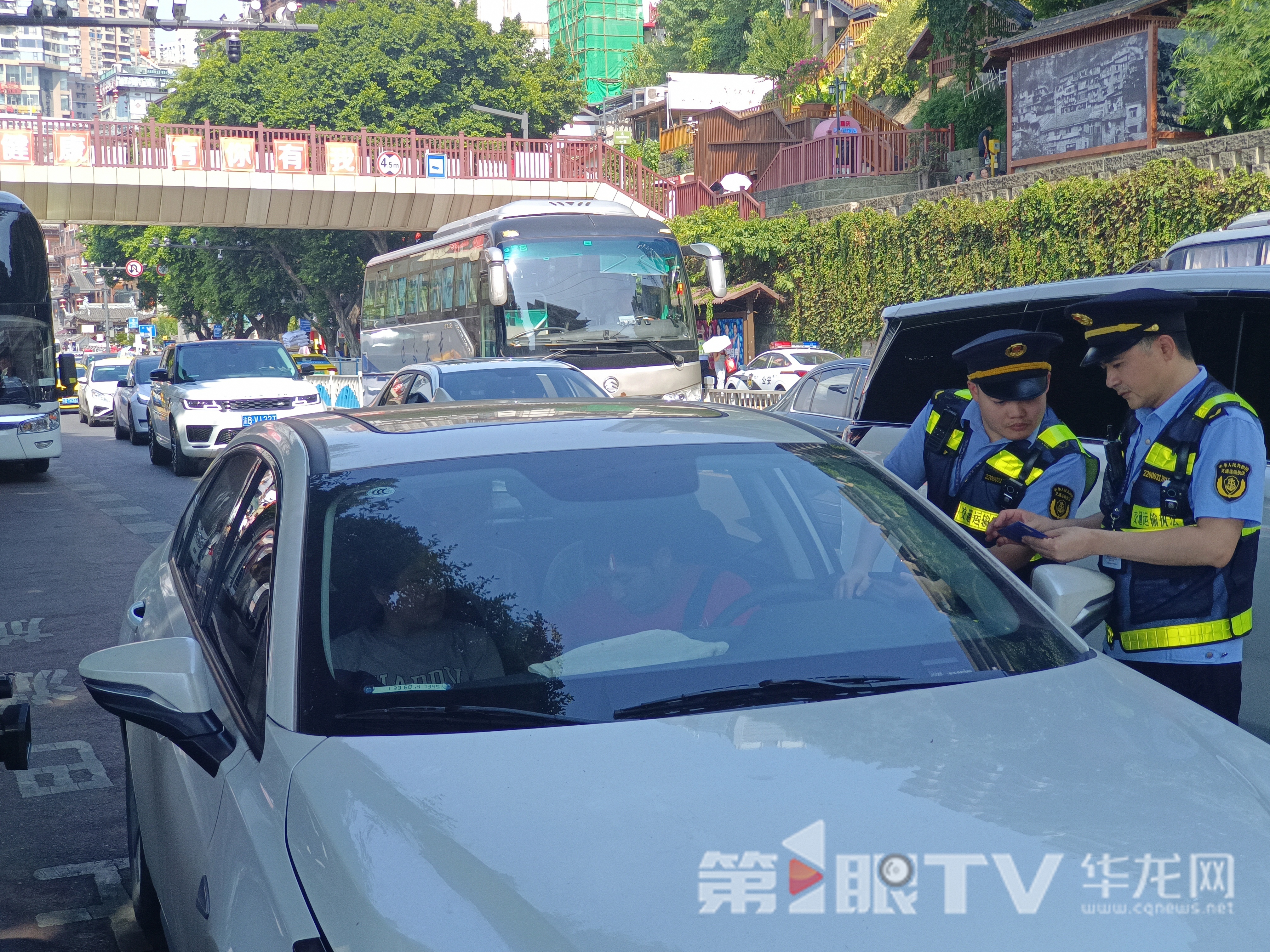 洪崖洞景区外，执法队员对网约车进行例行检查。第1眼TV-华龙网记者 刘艳 摄