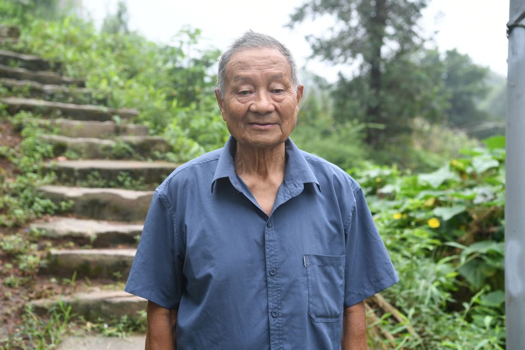 邱坦银今年90岁,是一名拥有70年党龄的老党员。 受访者供图