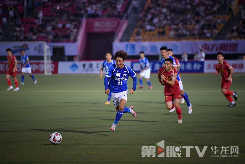 两江深蓝汽车队球员带球进攻。第1眼TV-华龙网记者 李一鸣 摄