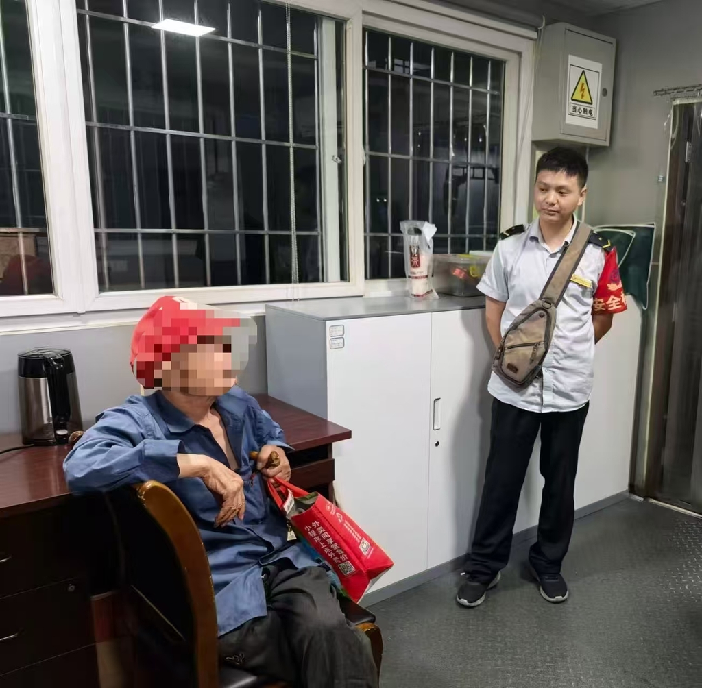 驾驶员何子豪将老人带到调度室休息。受访者供图