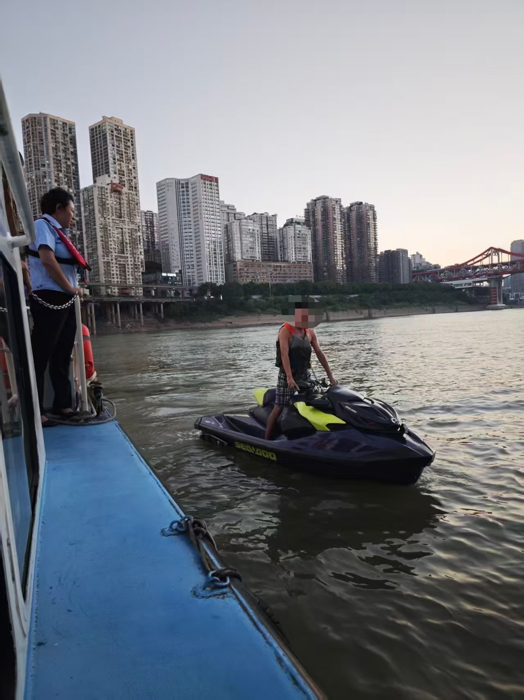 执法队员向水上运动参与者进行安全宣传。受访者供图