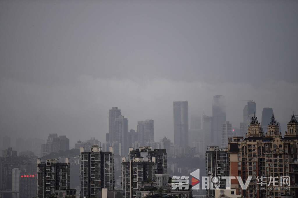 昨日重庆中心城区出现暴雨。第1眼TV-华龙网记者 李一鸣 摄