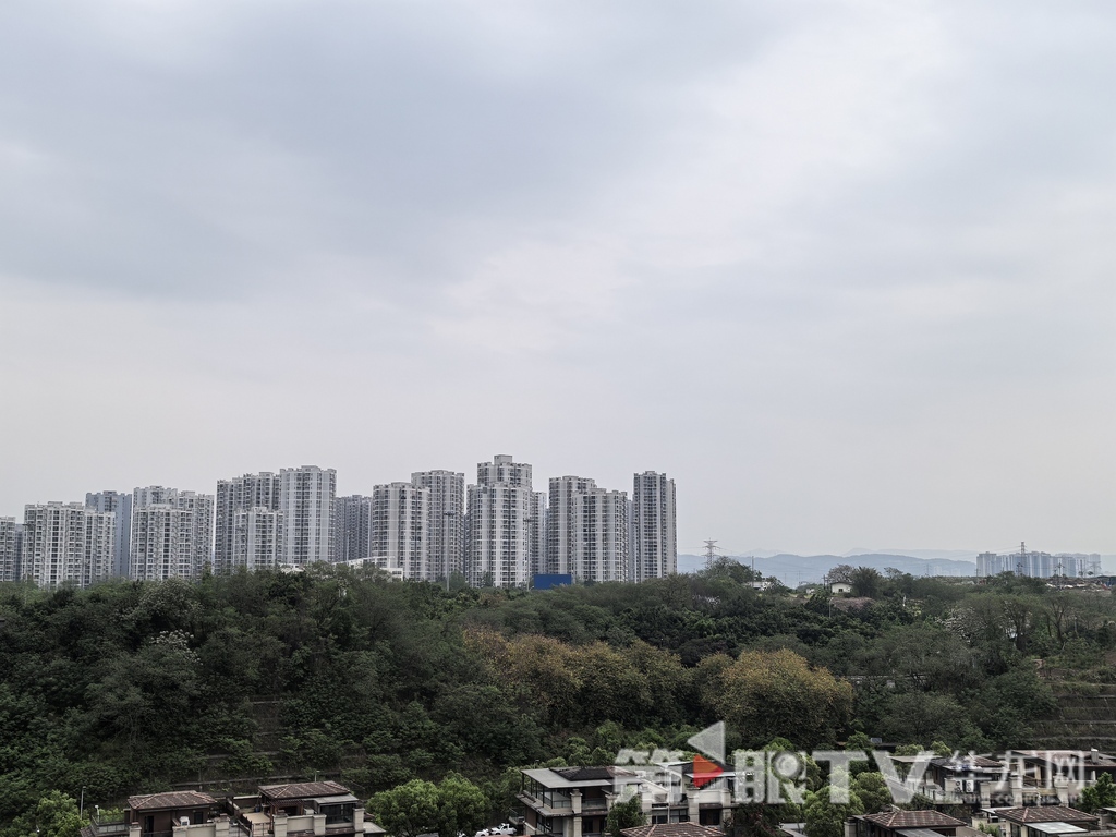 午后重庆各地多云有阵风。第1眼TV-华龙网 李舒 摄